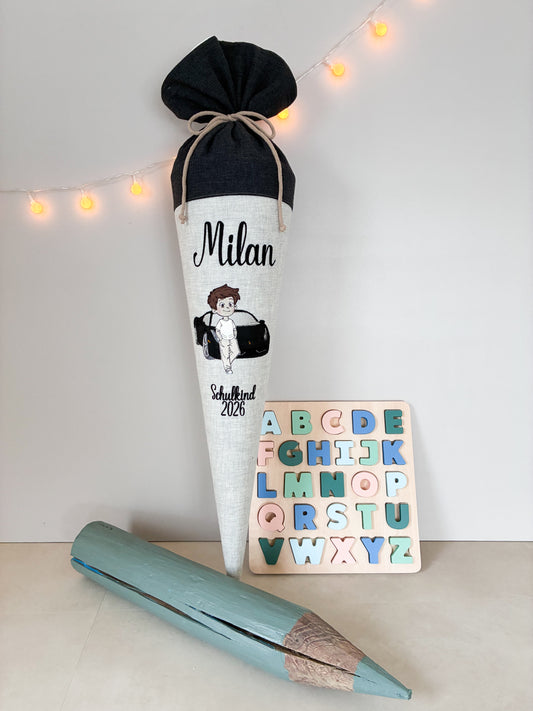 Schultüte -Rennauto mit Jungen- mit Schulkind 2026