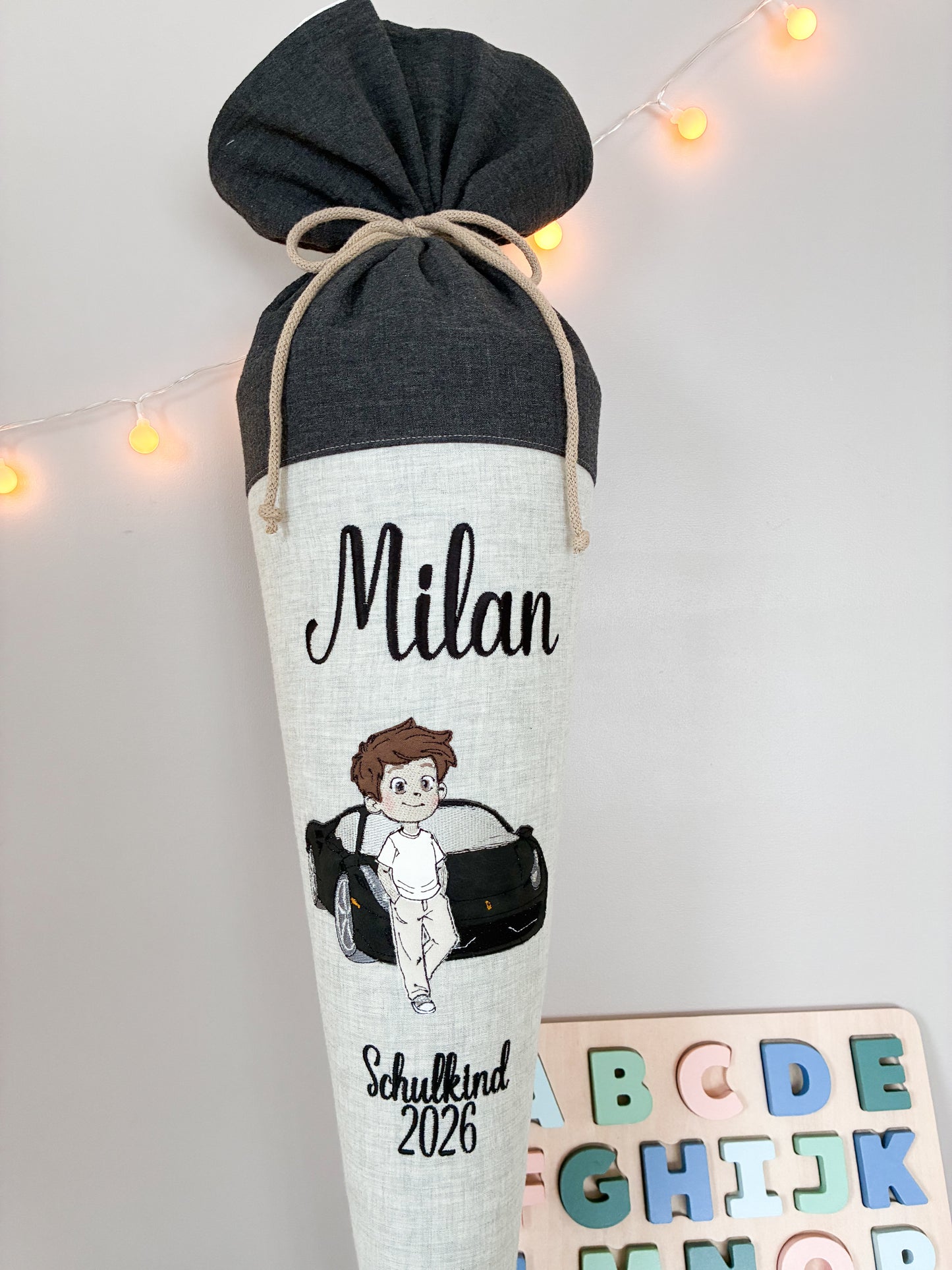 Schultüte -Rennauto mit Jungen- mit Schulkind 2026