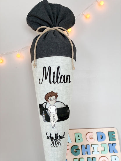 Schultüte -Rennauto mit Jungen- mit Schulkind 2026