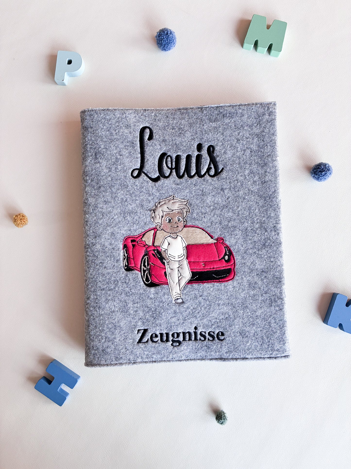 Personalisierte Zeugnismappe Rennauto mit Jungen