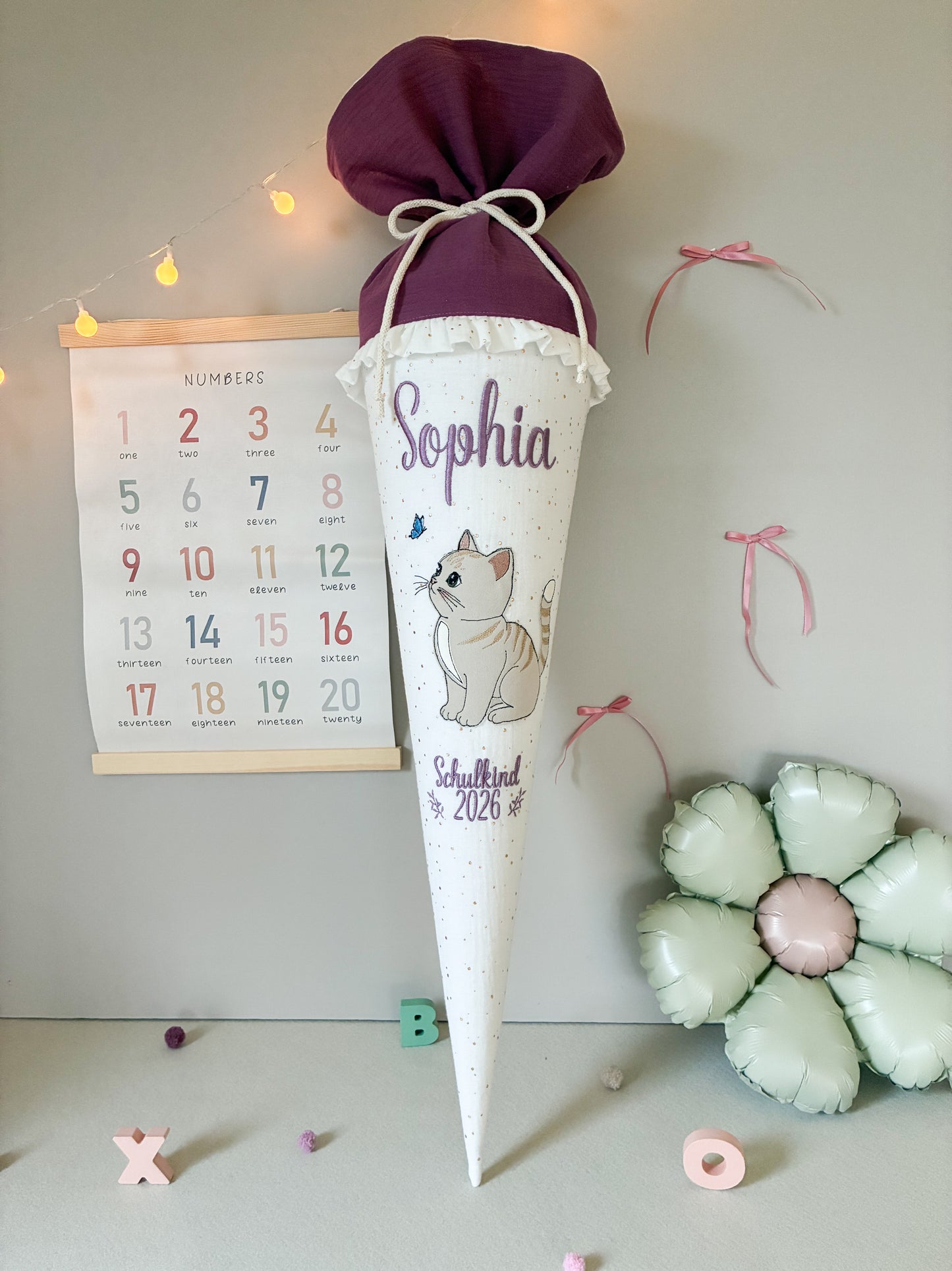 Schultüte - Katze mit Schmetterling - mit Schulkind 2026 (Auslieferung: vom 12.08.-11.09.2026)